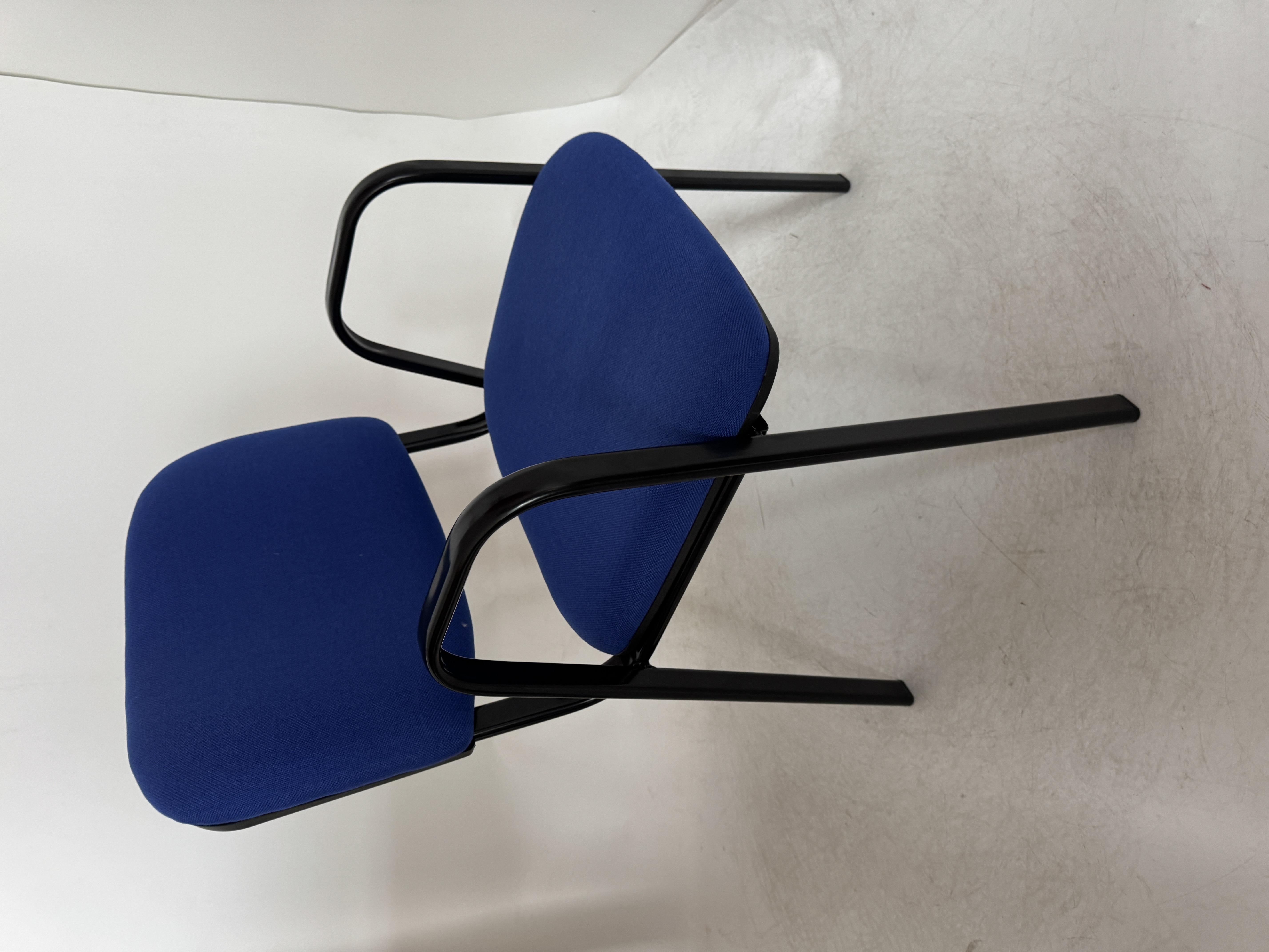 black leg upholstery conference chair with arm